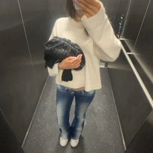 Blå bootcut jeans  - Säljer ett par blå bootcut jeans från Weekday, Jeansen har låg midja. Strl 24/32. Jag är 164 cm, de är lite långa på mig så de har fått slitningar nere vid hälarna då jag har gått på de.