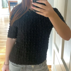 Svart t-shirt från Lindex - Säljer denna söta tröja från Lindex i storlek S. Helt oanvänd, lapp finns kvar!🥰