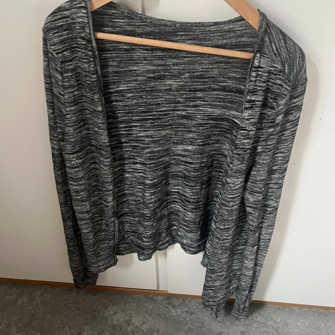 Gråmelerad kofta med lång ärm