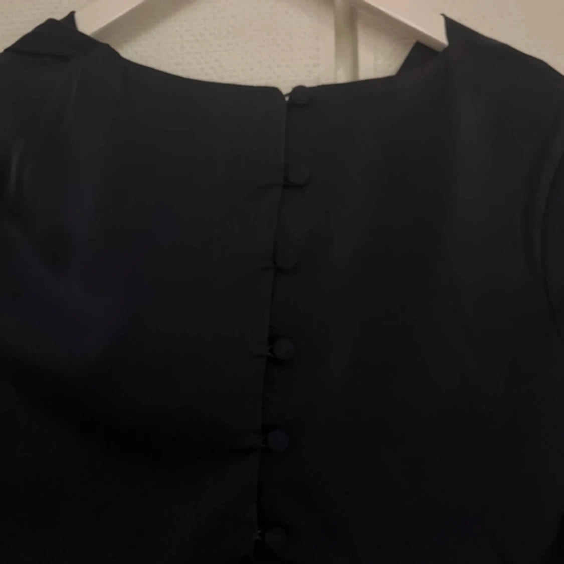 Mörkblå långärmad satinklänning ASOS Design - 2