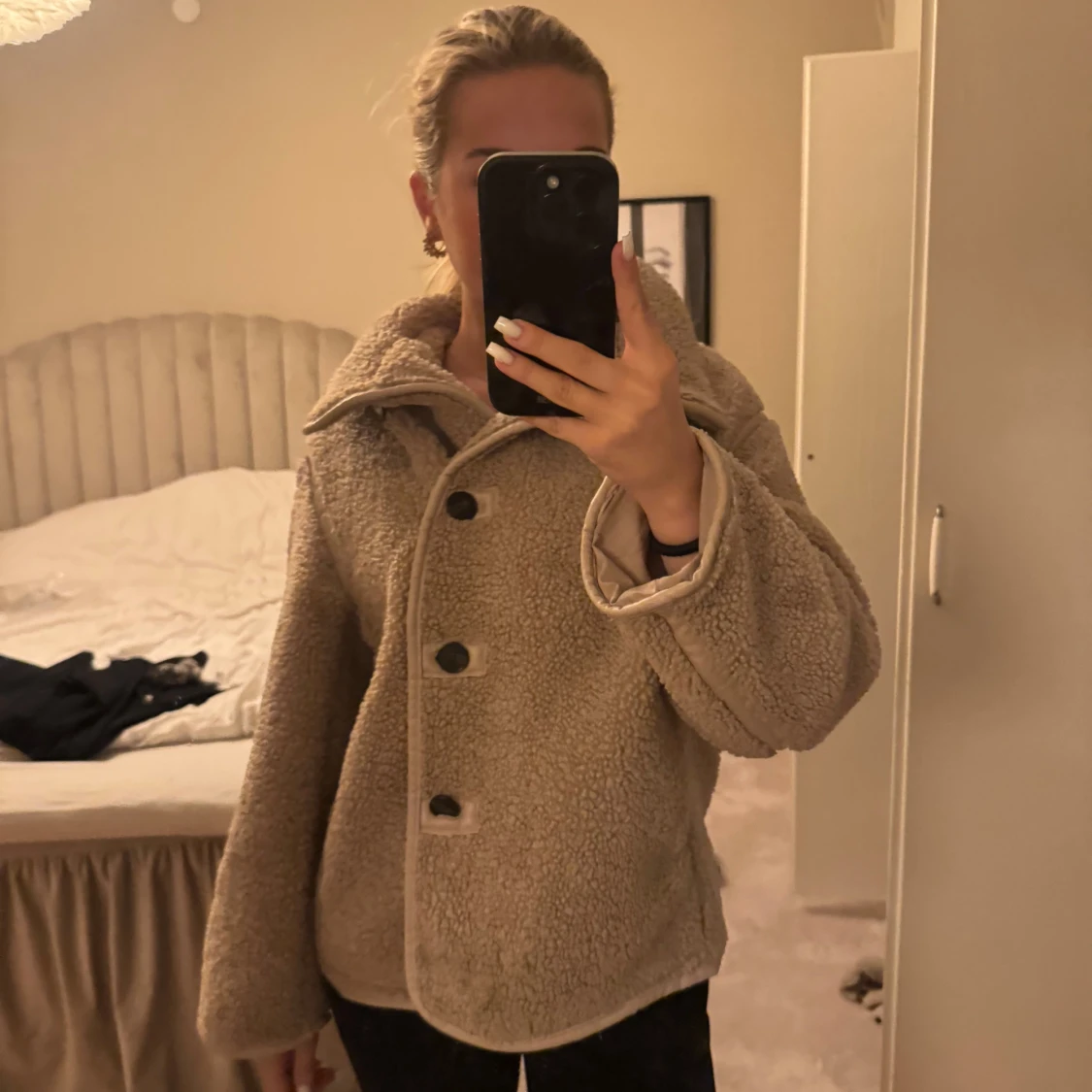Beige teddyjacka med stora knappar - 3