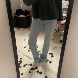 Straight jeans - Säljer ett par ljusblå jeans med straight passform. De har klassisk femficksdesign och är tillverkade i jeans material. Snyggt raka ben med lätt utsvängning nertill, perfekt för en chill och trendig look.