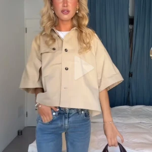 Trenchcape  - Trenchcape från hm! Slutsåld och eftertraktad! Helt ny med lappar kvar                            BORTREST TILL 22/9!