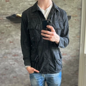 Ralph Lauren Field Jacket/Overshirt - Bra skick, inga defekter men lite använd, en knapp saknas. Storlek 48/S passar dig som är mellan 175-185cm. Riktigt feta detaljer och mycket ovanlig. Nypris ca 3500kr. Modellen är 185 cm, 79 kg. Passar bra nu till höst/vinter. Skriv för mer information!🤝