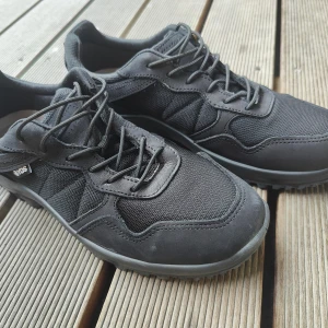 Svarta sneakers från YDS, storlek 42 - Svarta sneakers från YDS i storlek 42 med cool design. Ovandel i mesh och syntet med snygga paneler och robust sula. Skorna har snörning och rund tå, perfekta för dig som gillar en sportig och stilren look.