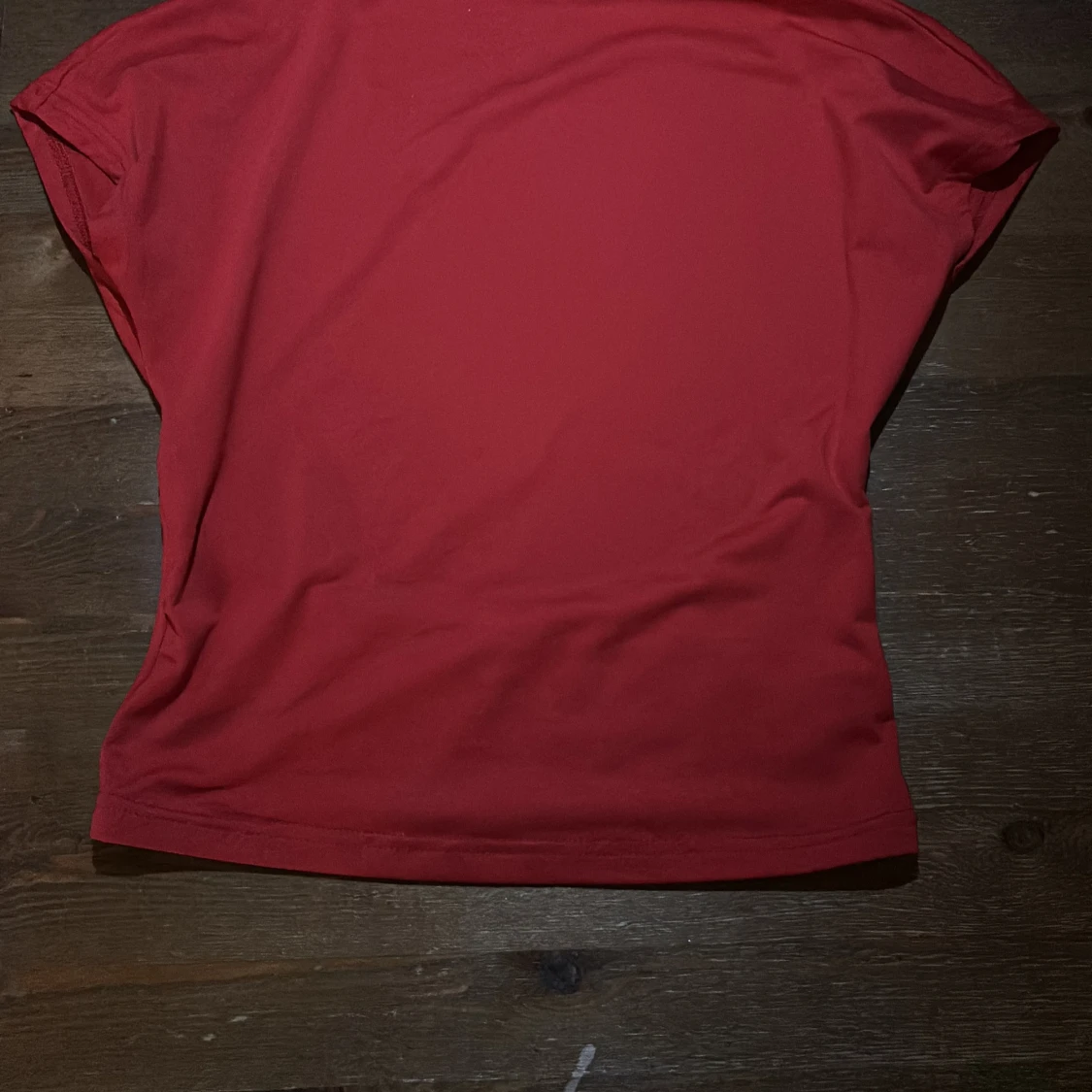 Röd topp med öppen rygg