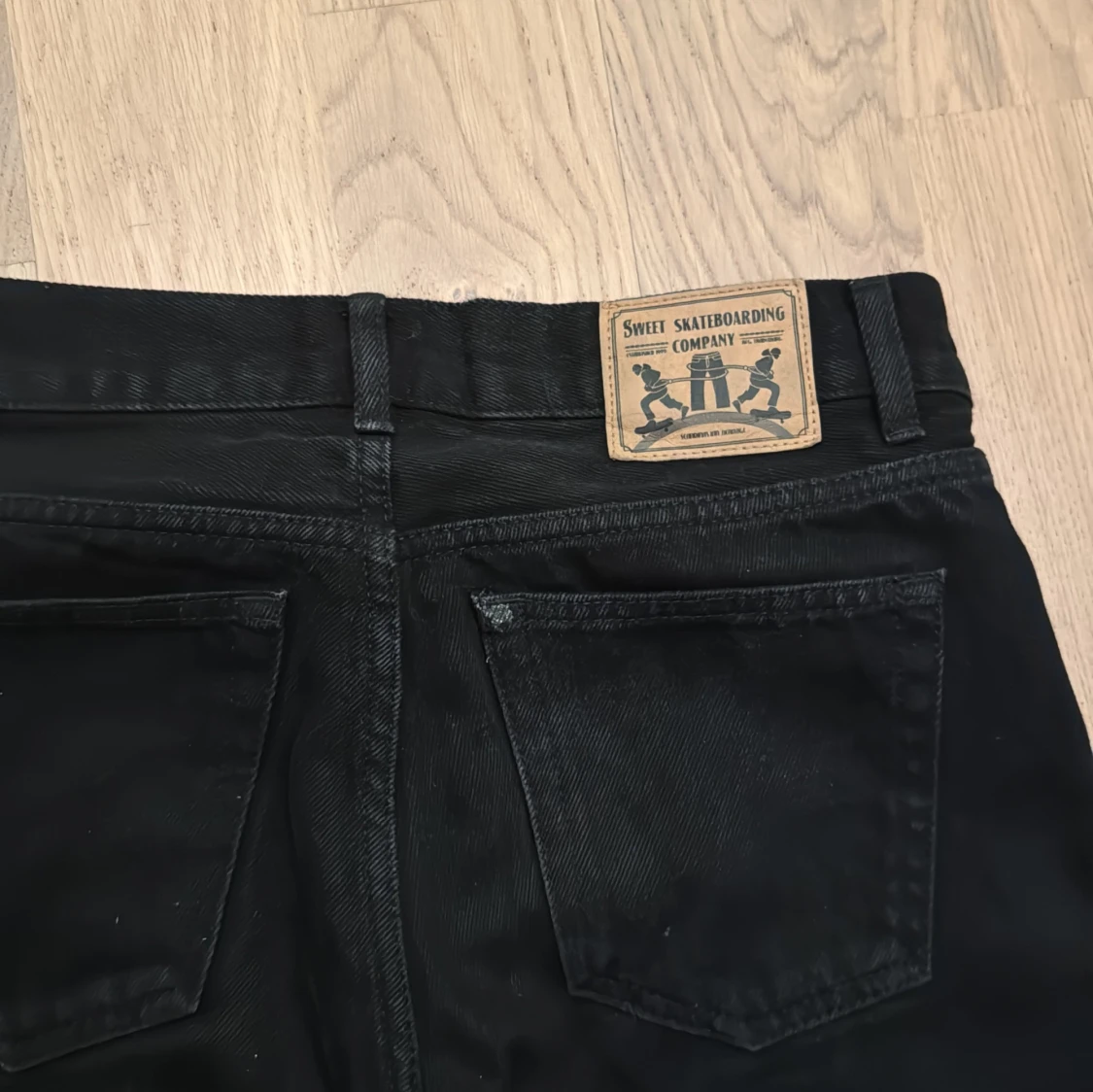 Svarta Sweet Loose Jeans från Sweet SKTBS - 3