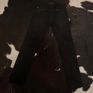 Nudie jeans  - Ett par feta nudie jeans i modellen grim tim i en clean svart färg. Jeansen är i väldigt bra skick🔥 W30 L30