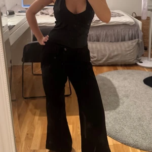Svarta jeans zara - Jättefina oanvända. Passar dig som är 152-155 cm lång! Storlek 34. Passar xs o s. 