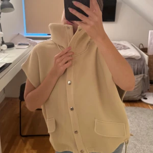 Zara väst  - Oanvänd. Nypris 599. Finns inte att köpa längre. Passar xs o s. 