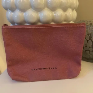 Makeup Mekka necessär  - Superfin rosa necessär ifrån makeup Mekka. Inga fack eller något inuti, aldrig använd ❣️