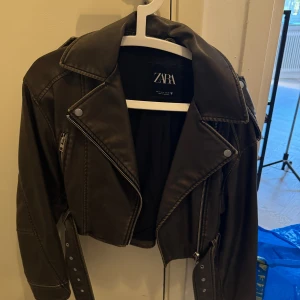 Khaki skinnjacka  - Använd ett år 