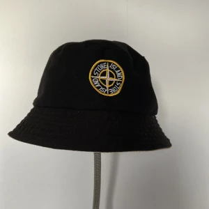 Svart bucket hatt - Säljer en svart bucket hat. Priset kan diskuteras