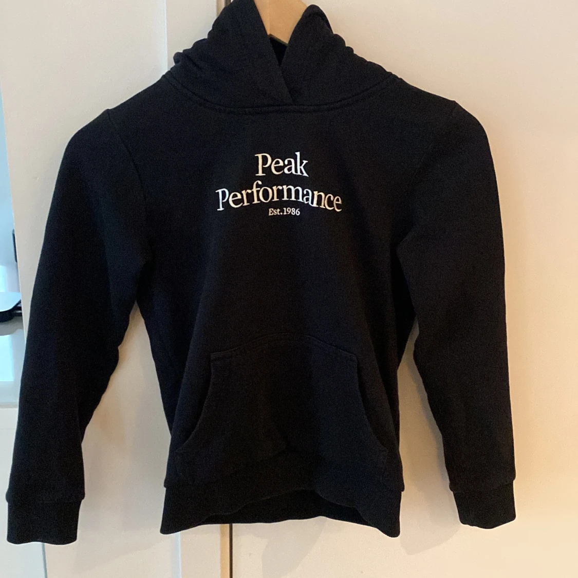 Svart hoodie Peak Performance 140