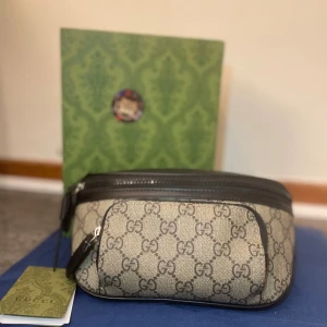 Gucci Väska  - ✨ Gucci GG Supreme Bältesväska ✨ Helt ny! Ikonisk design, perfekt för alla tillfällen. Rymlig med extraficka. Pris: 799. Perfekt för allt, Trendig. Snabb leverans: 1-3 dagar, köp innan 20:00 skickad samma dag! Bara väskan som kommer med box tillkommer ej med! 🔥😎🤩