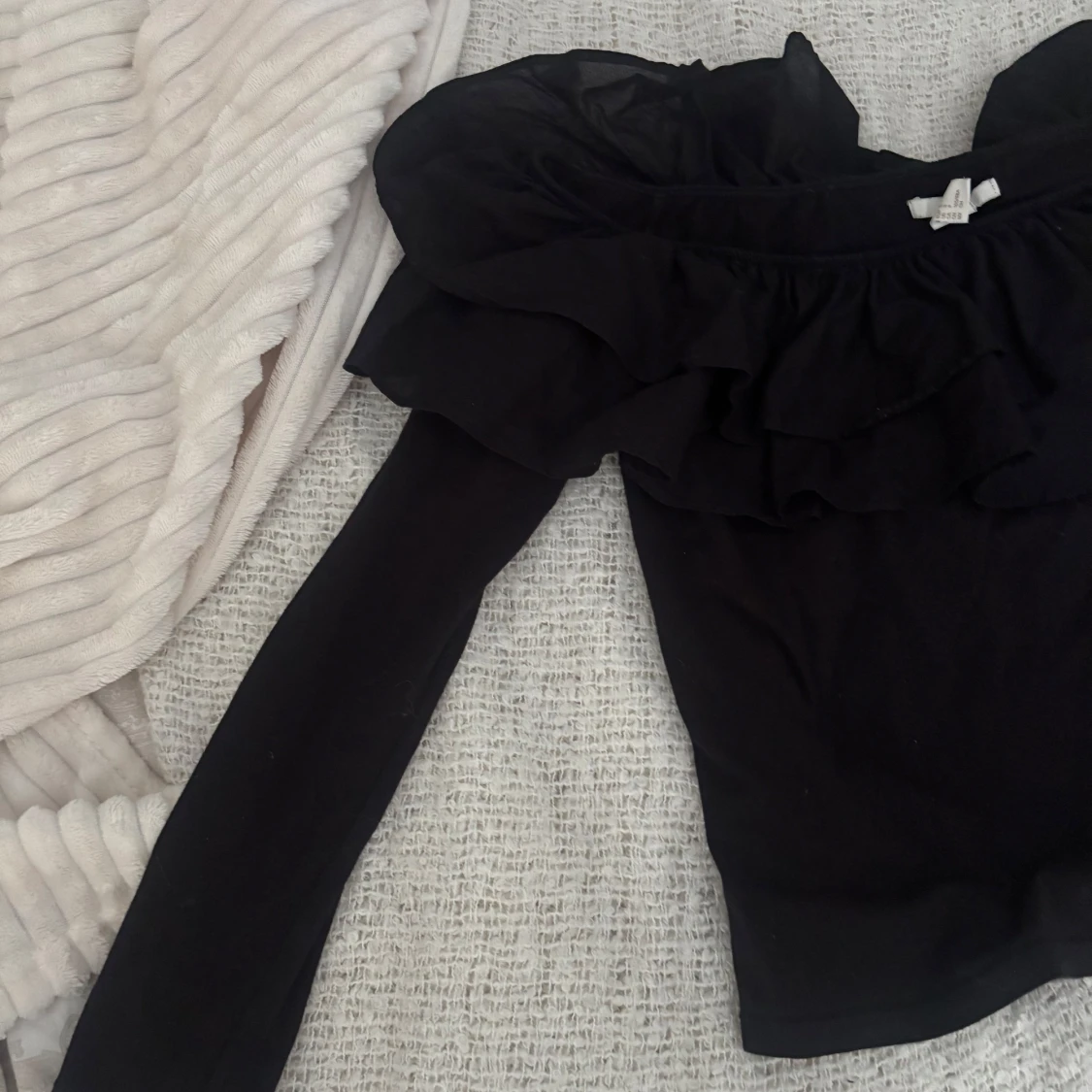 Svart offshoulder topp med volang H&M - 2