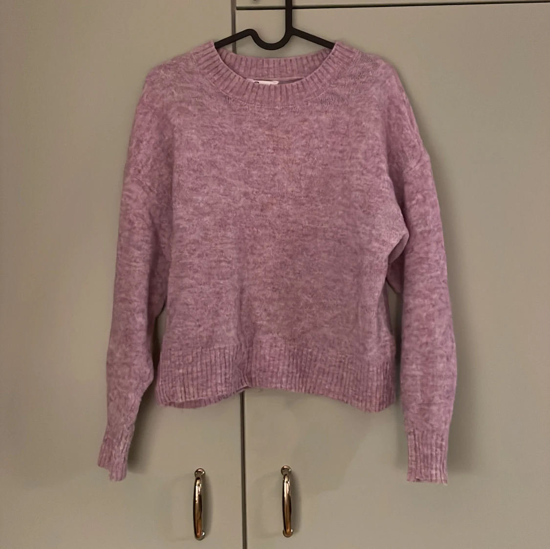 Ljuslila stickad tröja