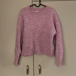 Ljuslila stickad tröja - Supermysig ljuslila stickad tröja från Cubus, storlek S. Tröjan har ribbade muddar vid ärmslut, nederkant och halsringning. 