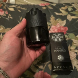 Azzaro The Most Wanted EdP 100ml - Azzaro The Most Wanted Eau de Parfum Intense i en cool, svart flaska med unik design som påminner om en revolvertrumma. Flaskan är robust och har en matt, greppvänlig yta. Parfymen är på 100 ml och kommer i originalkartong.