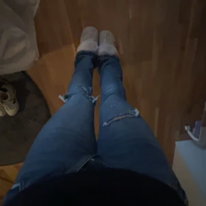 lågmidjade boutcut jeans  - från junkyard gjort egna hål 