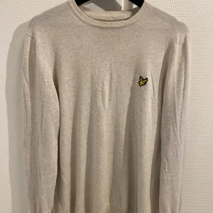 Beige stickad tröja från Lyle & Scott - Säljer en beige stickad tröja från Lyle & Scott. Den är lätt och väldigt skön att ha på sig. Perfekt nu inför vintern 