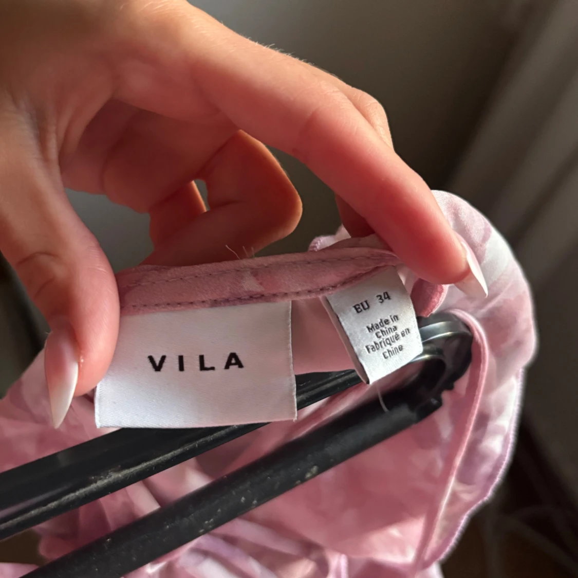 Lång blommig rosa klänning med volang från vila - 4