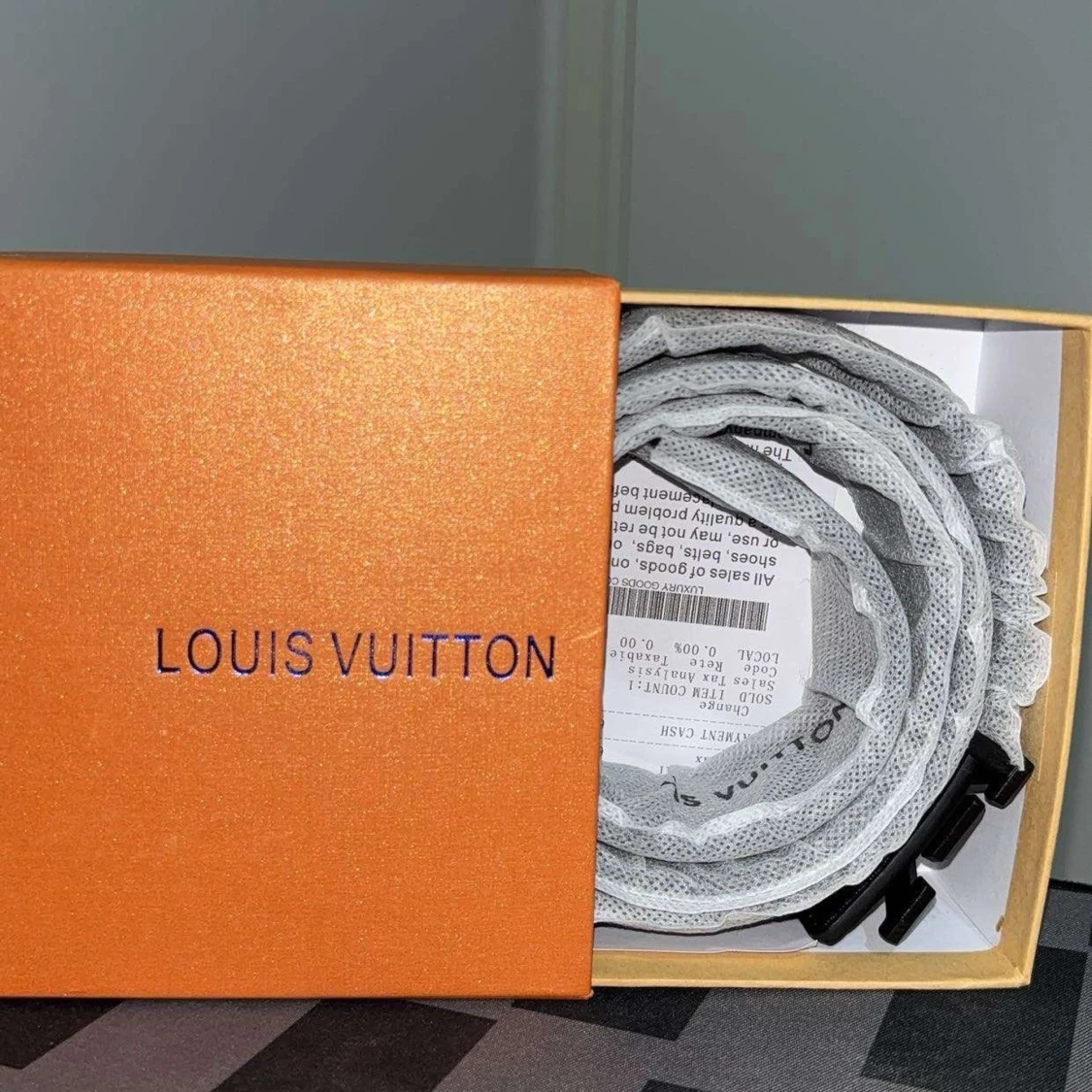 Svart Louis Vuitton bälte med LV-spänne - 1