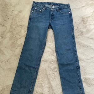 Low waist arrow weekday jeans - Säljer mina blåa low waist arrow jeans från weekday. Endast prövade. Storlek 28/32. Nypris 590kr, säljer för 200kr. Jag är 177cm och de passar i längden på mig, jag har sprätt upp sömmen längst ner för att göra jeansen några cm längre. Inga defekter.🌸
