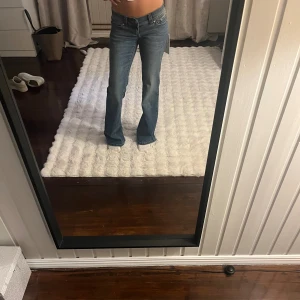 Blå Super Low Kick jeans från Around Jeans - Säljer ett par blå Super Low Kick jeans från Around Jeans. De har låg midja, helt nya med ett nypris på 999kr🩷