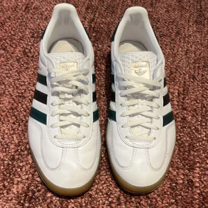 Adidas Gazelle Indoor vita sneakers strl 42 2/3 - Säljer ett par sällsynta Adidas Gazelle indoor för endast 850. Skorna är i mycket bra skick nästan oanvända. Nypris på skorna kan varierar men ligger på runt 1500. Pris kan diskuteras. Skriv gärna om du har frågor.