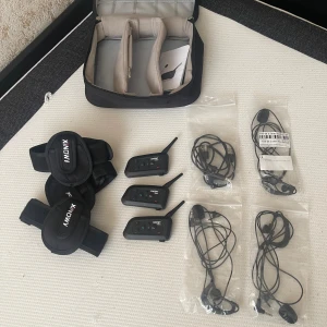 Domar - Headset. - Säljer ett riktigt bra Domar headset. Det är helt nytt o passar perfekt till alla sorters domare. Det som ingår är: 3 stycken headset, 3 stycken armhållare, 3 stycken laddare, 3 stycken mikrofoner, 1 väska till headset. Vid snabb affär går priset att diskuteras!!