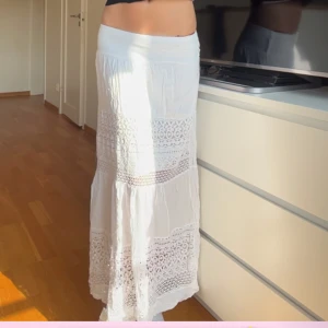 Vit långkjol med spets - En så söt vit långkjol med spetsdetaljer. Säljer då den e för kort för mig, jag är 172 så skulle säga att den passar någon under 168 ungefär! Stretchigt material så passar xs-m! Lite skrynklig men kan stryka innan jag skickar🤗💗