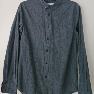 Skjorta Pier One - I bra skick använd ett 1-2 gånger, säljes då jag lagt på mig och den inte passar längre. Hel och ren, lär behöva en strykning.  (Katt finns i hemmet)  Köp alla skjortor=Billig bundle