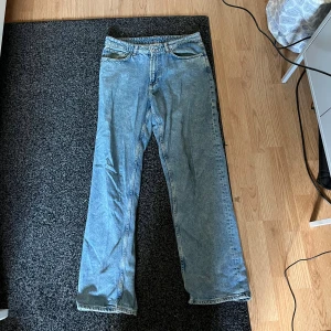 Ljusblå raka jeans från Vailent S - Ljusblå jeans från Vailent i storlek S. Klassisk femficksmodell med raka ben och normal passform. Jeansen har en enkel design med knapp och dragkedja framtill, samt uppvikta benslut för en avslappnad vibe. Perfekta till sneakers eller boots.