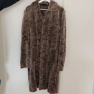 Brun Jacka från Ralph Gladen - Materialet är mjukt och har en cool struktur som ger jackan extra karaktär. väldigt unik modell som har ståt i garderoben i 20år bara provad inte använd. NY PRIS PÅ DEN TIDEN 25 000KR