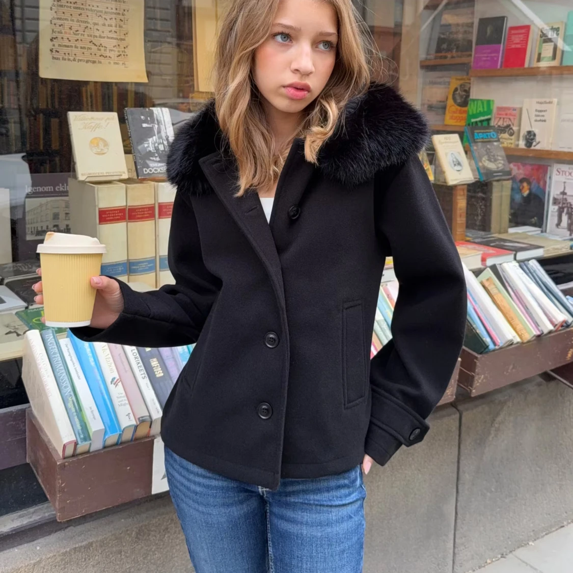 Svart pälsjacka med krage
