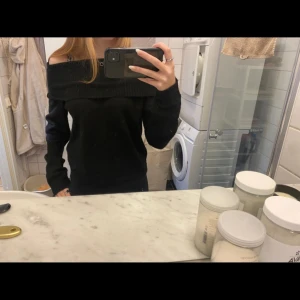 Svart off shoulder stickad  - Svart stickad off shoulder tröja. I storlek 158/164 men sitter som en xs/s. 
