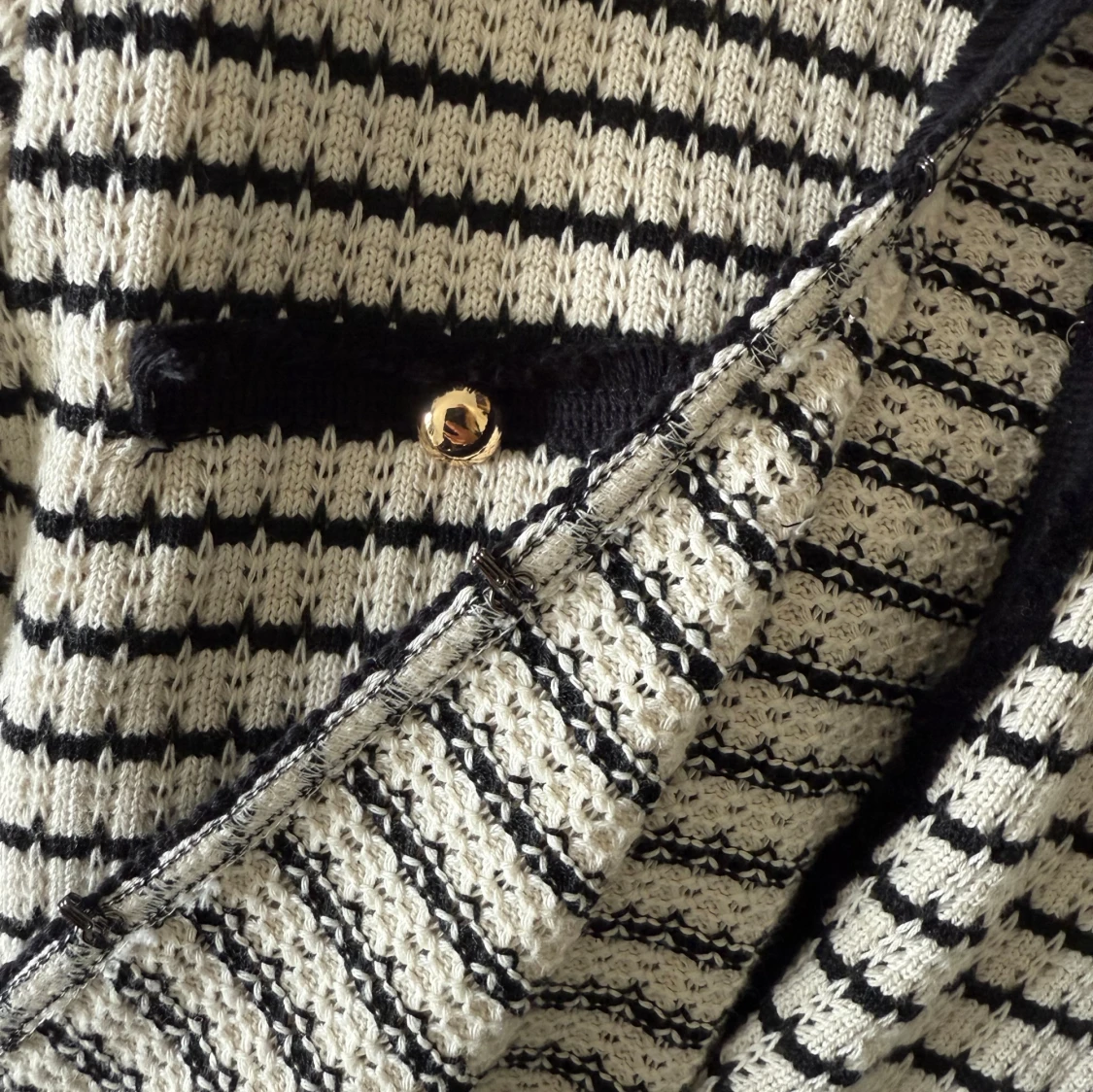 Randig kofta från H&M med gulddetaljer - 3