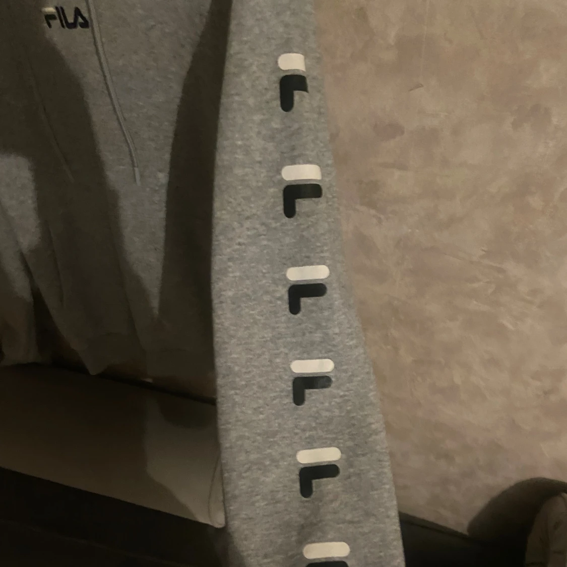 Grå hoodie från FILA  - 2