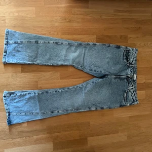Ljusblå jeans från Perfect Jeans, strl 44 - Ljusblå jeans från Perfect Jeans i klassisk femficksmodell. Jeansen har raka ben, normalhög midja och snygga dekorsömmar på bakfickorna. Tillverkade i mjukt denim med en tvättad look. Perfekta för dig som gillar en avslappnad stil. Aldrig andvänt!
