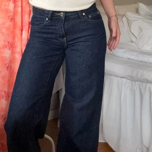 Snygga low wide jeans, mörkblå från Gina Tricot - Marinblå jeans från Gina Tricot, modellen low wide jeans. Varit favoriter länge, tyvärr har de blivit försmå nu. Stl 32/xxs, men jag tycker de är mer som en 34/xs🌸 beror på hur tight man vill att de sitter. Slutsålda på hemsidan i 32. Nypris 499:-