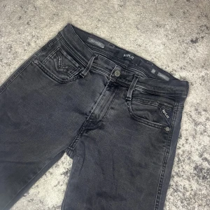 Replay anbass hyperflex - Replay jeans!! | Säljer dem här supersnygga Replay jeansen 💫 | Jeansen  är i W29 o L32  | Mått längd: 100cm midjebredd: 37cm | Jeansen är 9/10 skick och i modellen anbass hyperflex, dem är hyperflex vilket innebär att de är i ett riktigt skönt material 🌟| Nypris - Runt 1699 sek | Pris kan diskuteras vid snabb affär!! 💸 | För flera bilder eller frågor så är det bara att kontakta mig📩