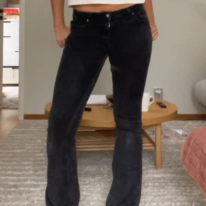 Svarta bootcut byxor från Flame - Säljer ett par lågmidjade svarta bootcut byxor från weekday. De är i bra skick men lappen längst bak har åkt av (se bild 2). Har sprättat upp de längst ned för lite extra längd❤️❤️