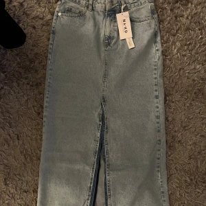 Ljusblå lång jeanskjol från NA-KD - Säljer en snygg ljusblå denim maxikjol från NA-KDef prislappen kvar, nypris 599kr🫶🏼