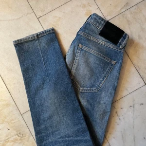 Neuw jeans - Snygga blå jeans från Neuw Stockholm med klassisk femficksdesign och ljusa slitningar framtill. Jeansen har använts få gånger och är i mycket bra skick.