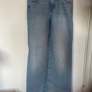 Ljusblå wide jeans - Ljusblå jeans från barnavdelningen på Kappahl med klassisk femficksdesign och raka, breda ben. Jeansen har en avslappnad passform och är tillverkade i mjukt denimtyg. Perfekta för en chill och trendig look.