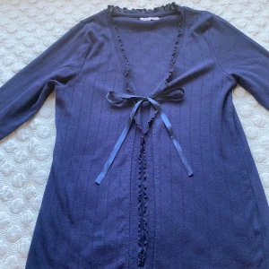 Kofta - Jätte söt marinblå kofta med gulligt typ. 