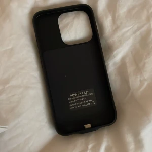 Powerbank skal till iPhone 15 PRO  - IPhone 15 PRO battery case som har 250 % i sig skalet laddar samtidigt som man laddar telefonen helt ny man får förpackningar också 