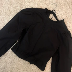 Blus - Så fin svart blus med puffiga ärmar och volang ner till, så fin till hösten ❤️❤️❤️
