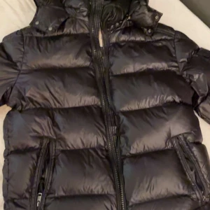Svart Moncler pufferjacka med huva - Moncler Maya jacka